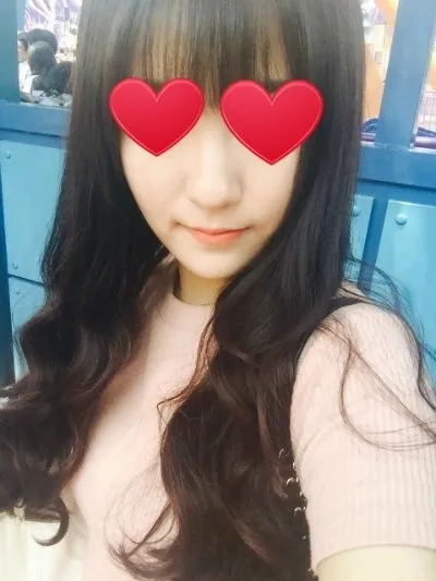 턱선이 불분명해서 친구들이 도촬해준거보면 얼굴이 막 넙쩍하게 찍혀서